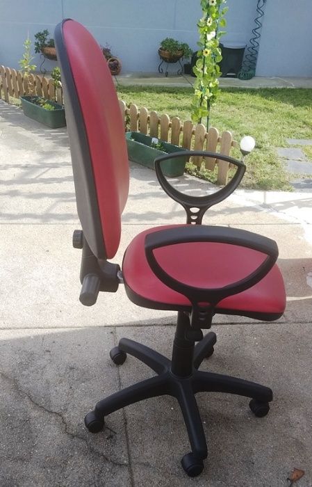 Cadeira de escritório em pele vermelha como nova