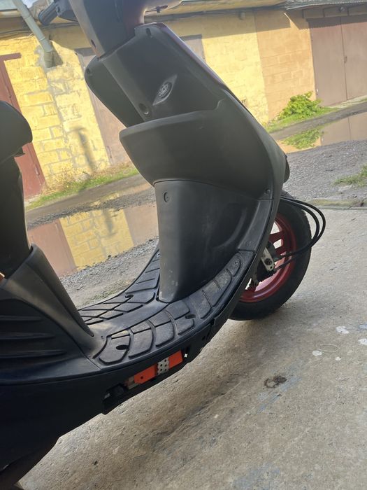 Скутер Suzuki ,на полном ходу !