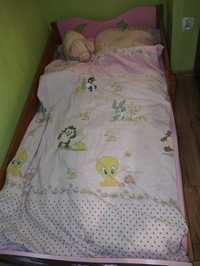 Śliczne łóżko dla dziewczynki plus dwa komplety pościeli