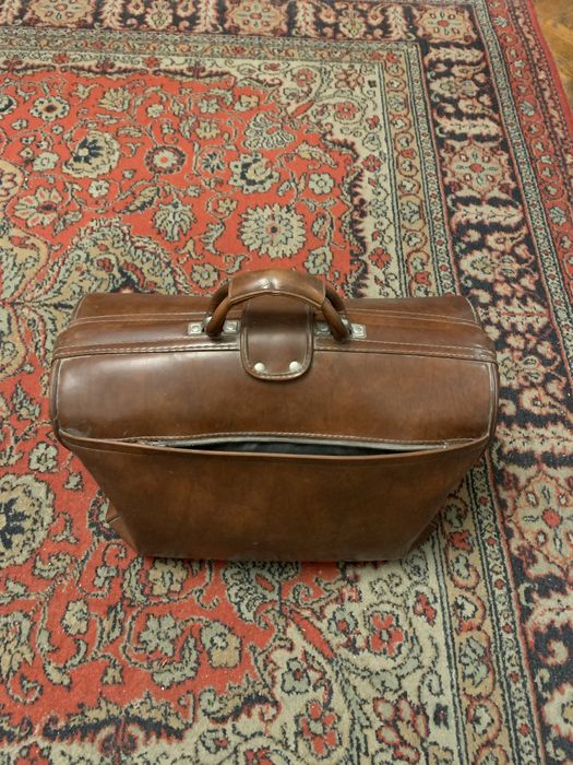 Продается кожаный ретро портфель в отличном состоянии