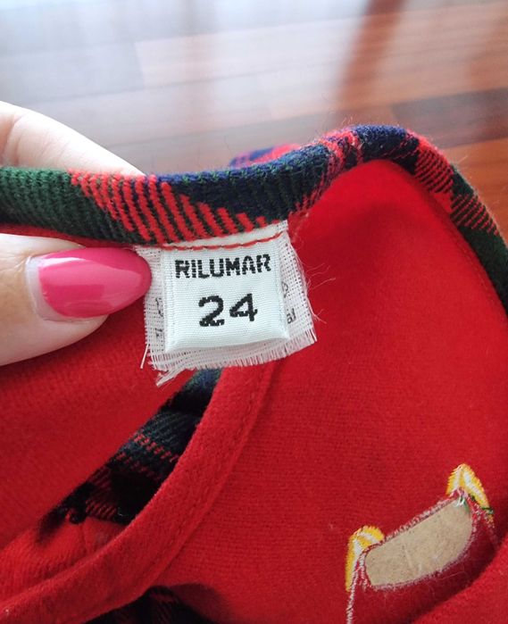 Vestido de inverno com padrão vermelho, azul escuro e verde, tam 24