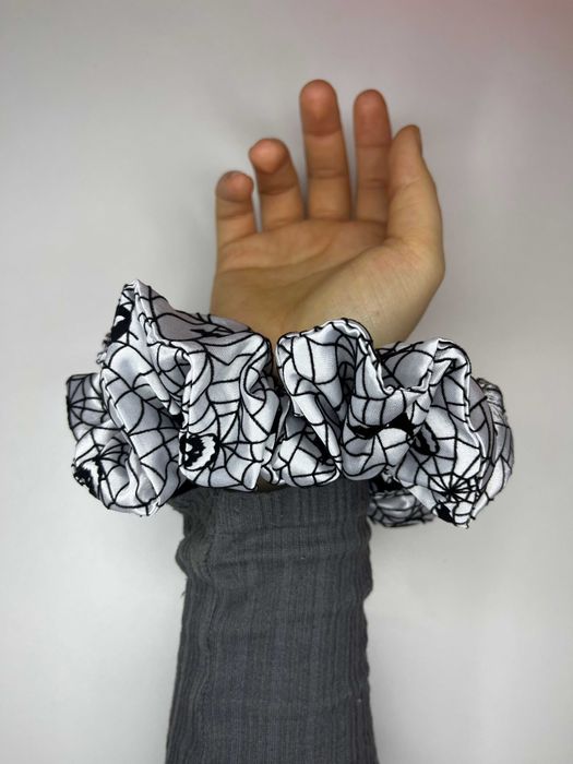 Duża halloweenowa gumka scrunchie – biała z motywem pajęczyny