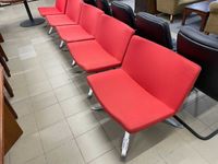 Ergonomiczny czerwony fotel na metalowych nogach