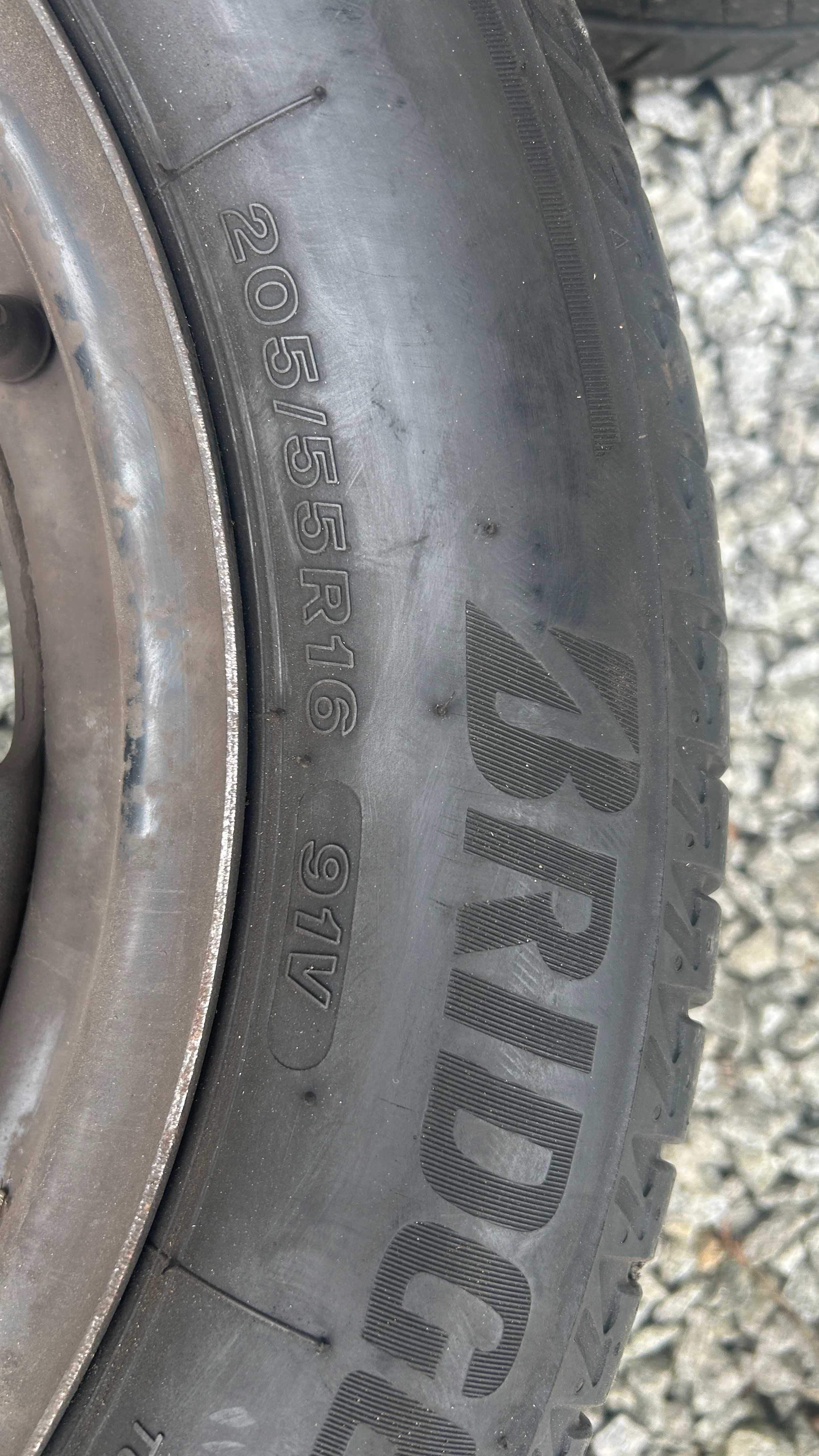 Komplet kół zimowych Bridgestone 205/55 R16 na felgach stalowych 5x110