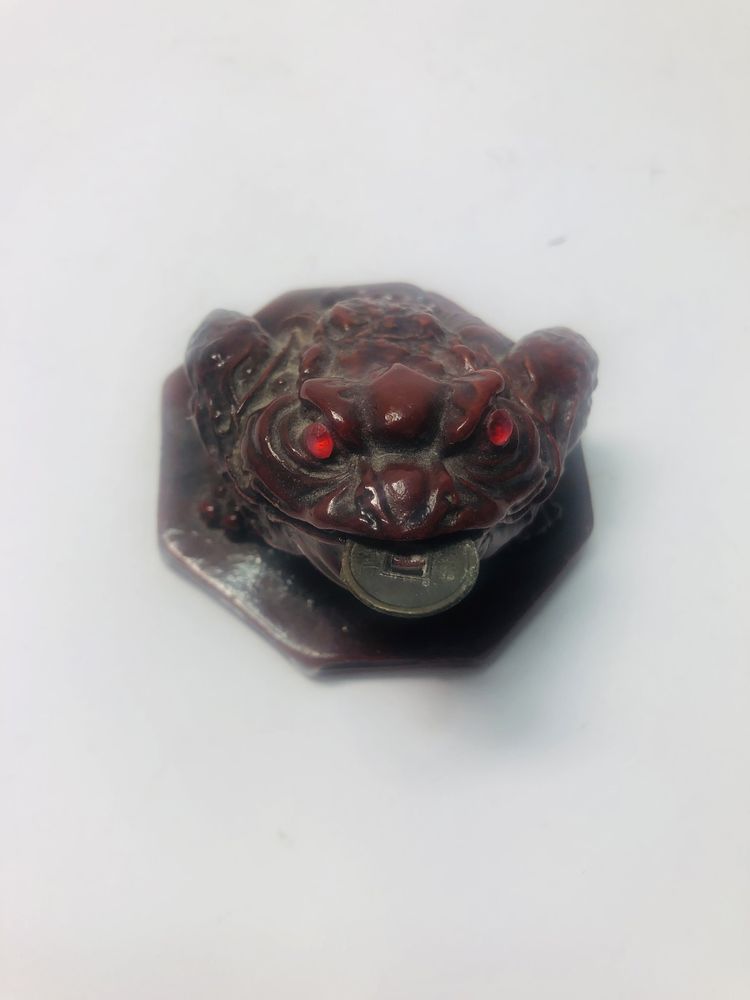 Figurka żaba z monetą Feng Shui vintage (16)