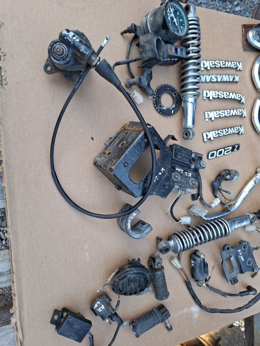 Kawasaki kz 200 głowica  emblemat amortyzator części