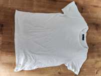 Zwykła gładka biała koszulka t-shirt