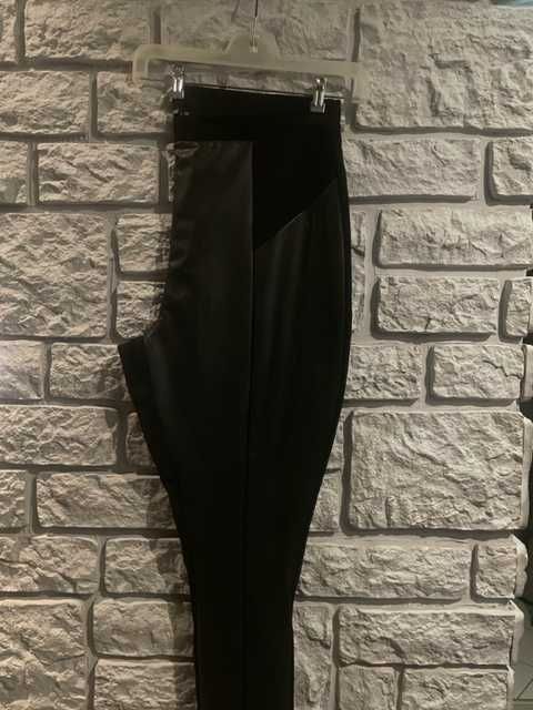 Czarne spodnie F&F z łączonych materiałów - rozm. 50