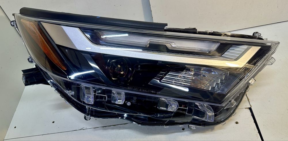 Правая фара Toyota RAV 4 Hybrid 2022 2023 811100R350