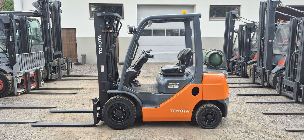 Toyota 8FGF25 - Triplex 4.70m. - 4 sekcje - 8090 MTH - Stan BDB.