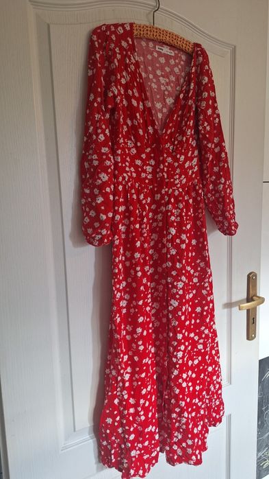 Długa czerwona sukienka w kwiaty sinsay