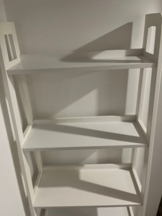 Biały wysoki regał