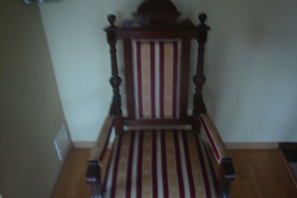 stary fotel obity nową tapicerką