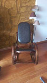Cadeira de baloiço com assento em pele