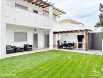 Moradia Isolada, arquitetura tradicional, com garagem - Quintinhas