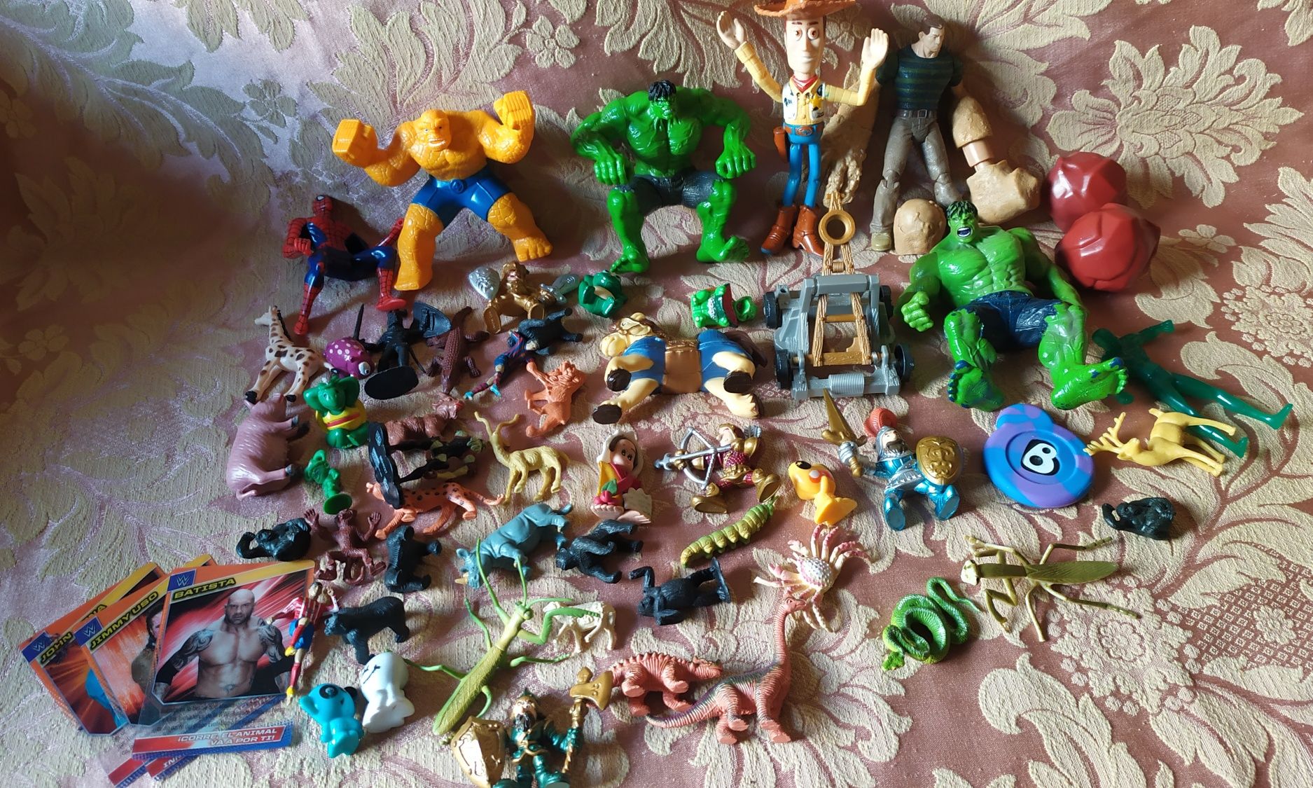 Lote sortido de figuras e brinquedos