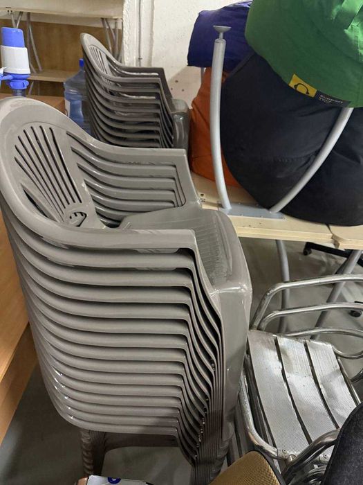 стільці тумби шафа меблі офіс стелажі дивани пуфи