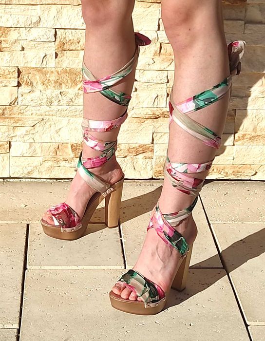 Włoskie buty na obcasie Dolce&Gabbana Italy wiązane wstążką na łydce