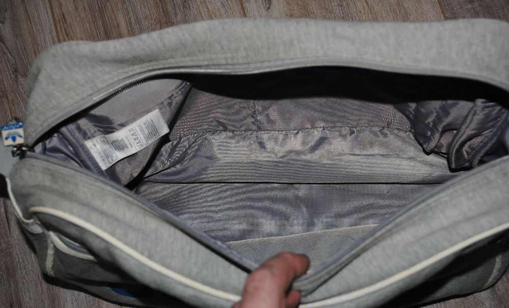 Тканевая мягкая небольшая спортивная сумка Адидас 38 см в хор. сост.