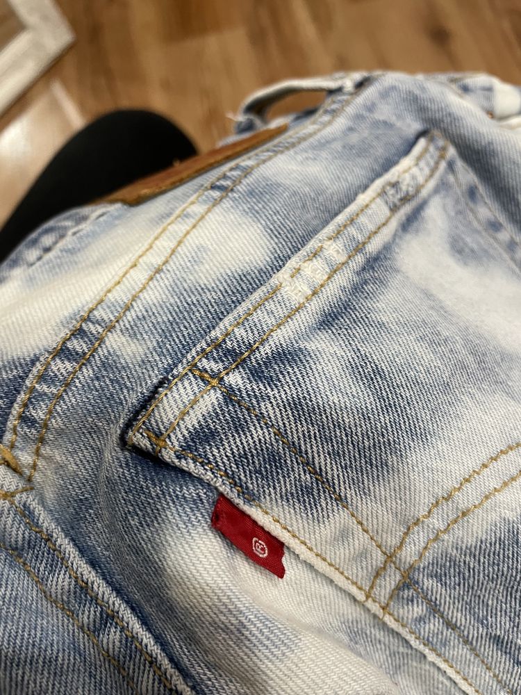 Spodnie dżinsowe jeansowe levi’s mom jeans średni stan