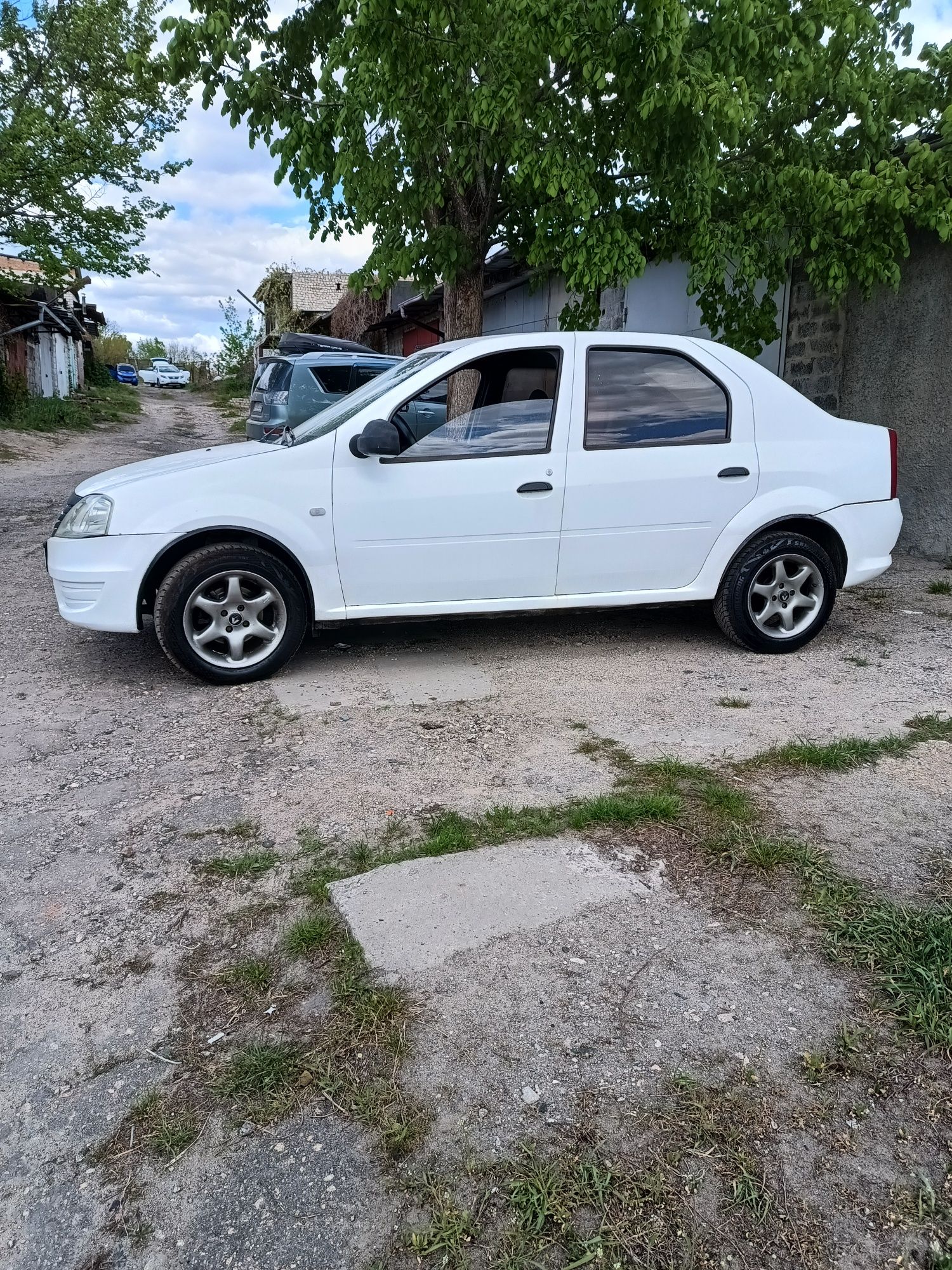 Продам RENAULT LOGAN 2011г. 1.4.б,газ