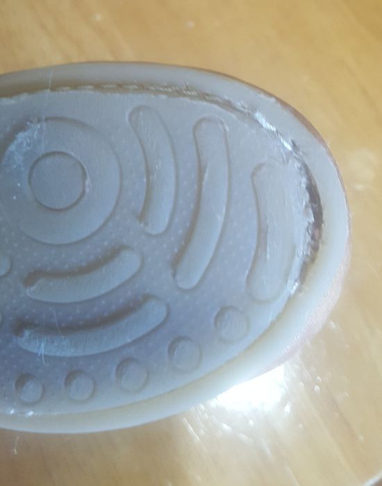 Sapatos tipo "luva" em pele.