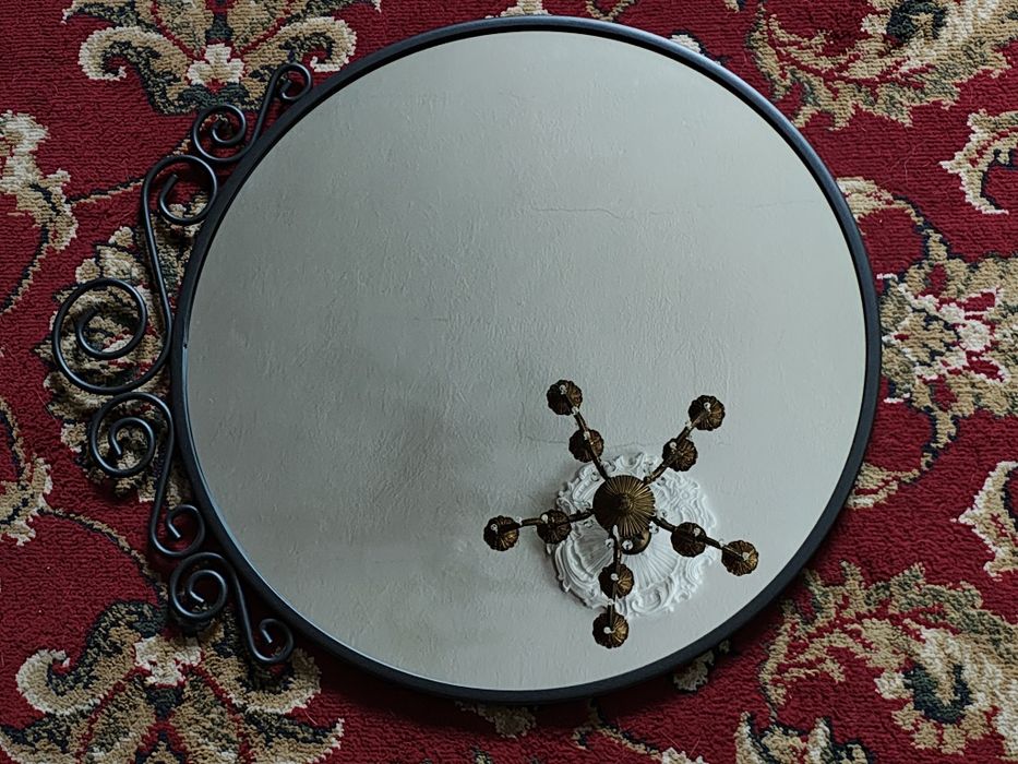 Lustro w metalowej oprawie