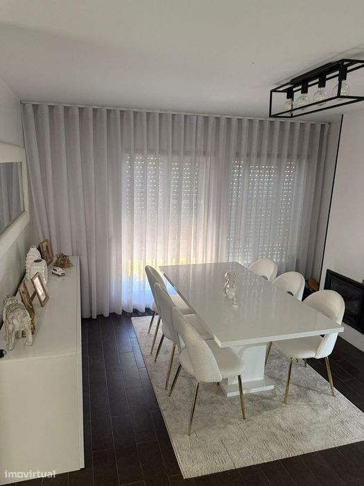 Moradia geminada Bi-Familiar T3 + T1 — Dois espaços...