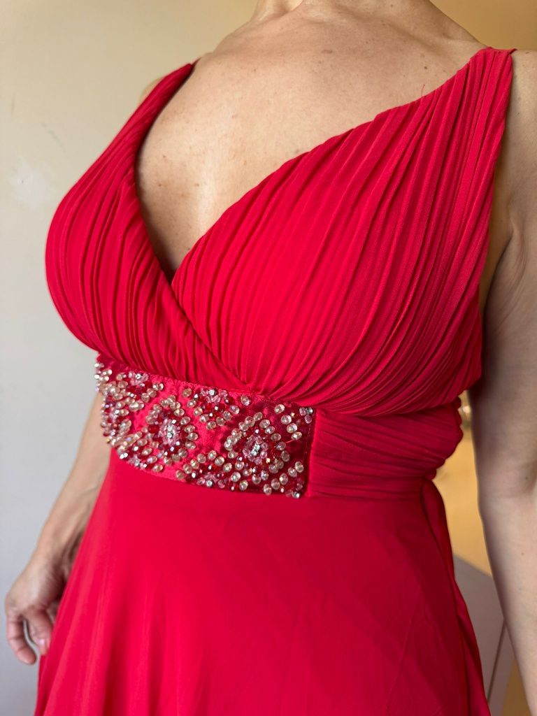 Vestido de festa vermelho , detalhes em pedraria