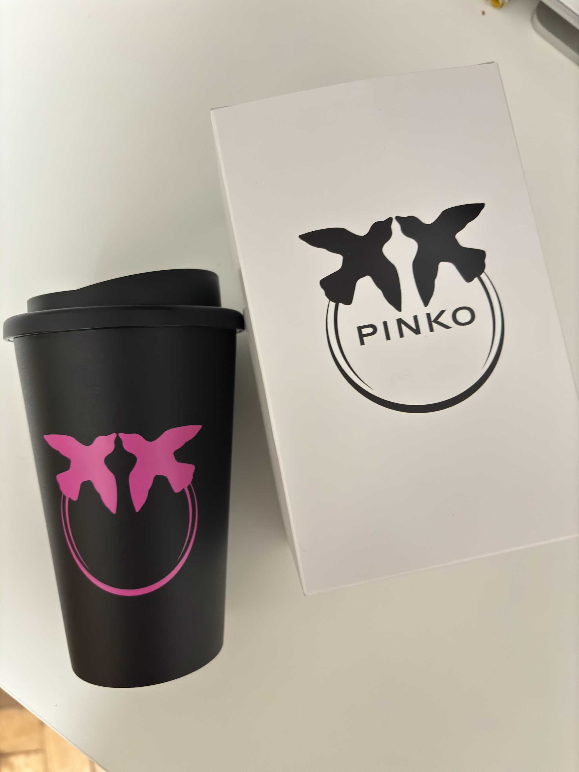 Czarny kubek Pinko logo 350ml