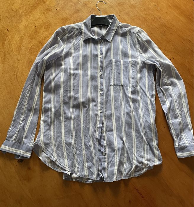 Camisa riscas azuis e brancas