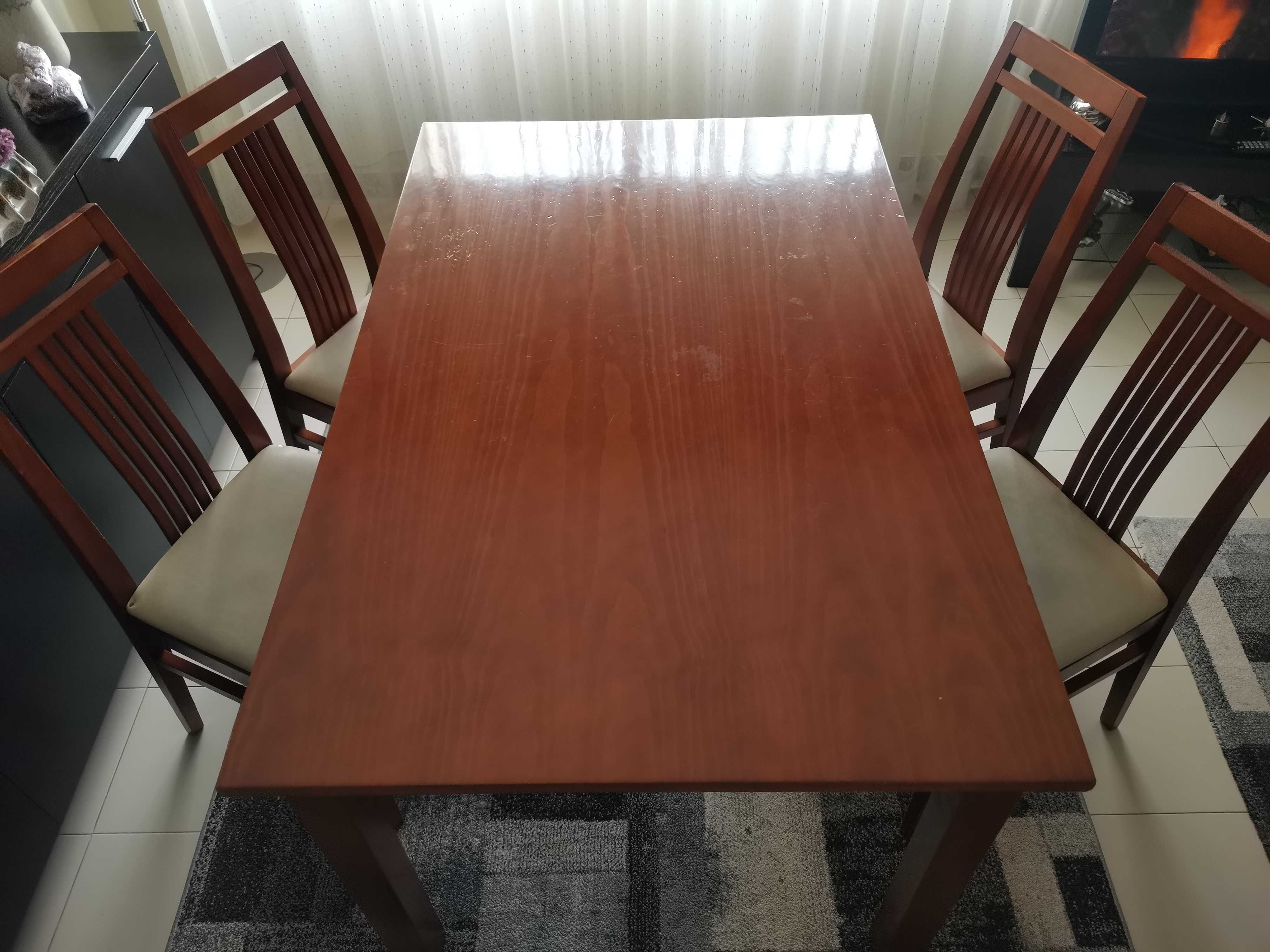 Vende mesa entensivel 1,40X2,00 e oferece 4 cadeiras