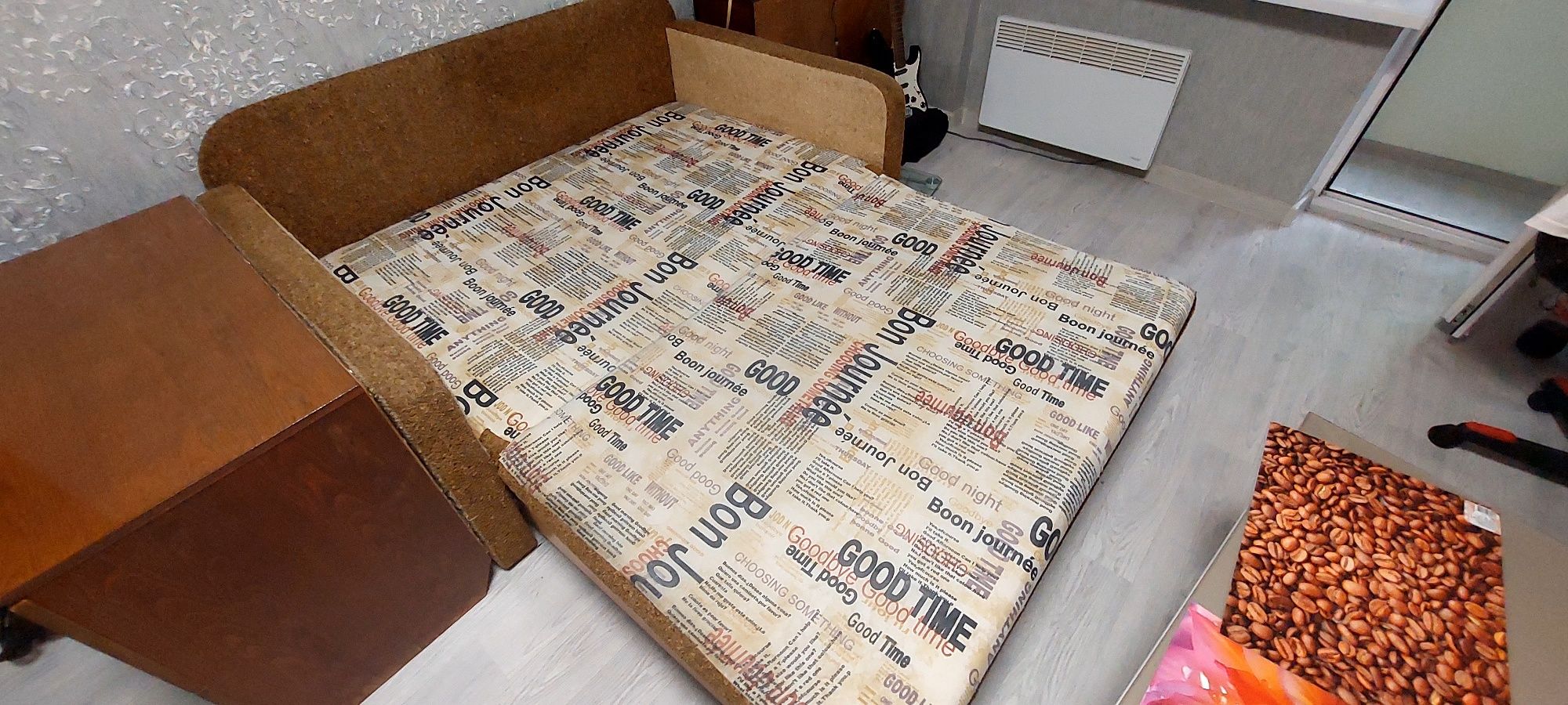 Диван роскалдной с отделом для хранения вещей