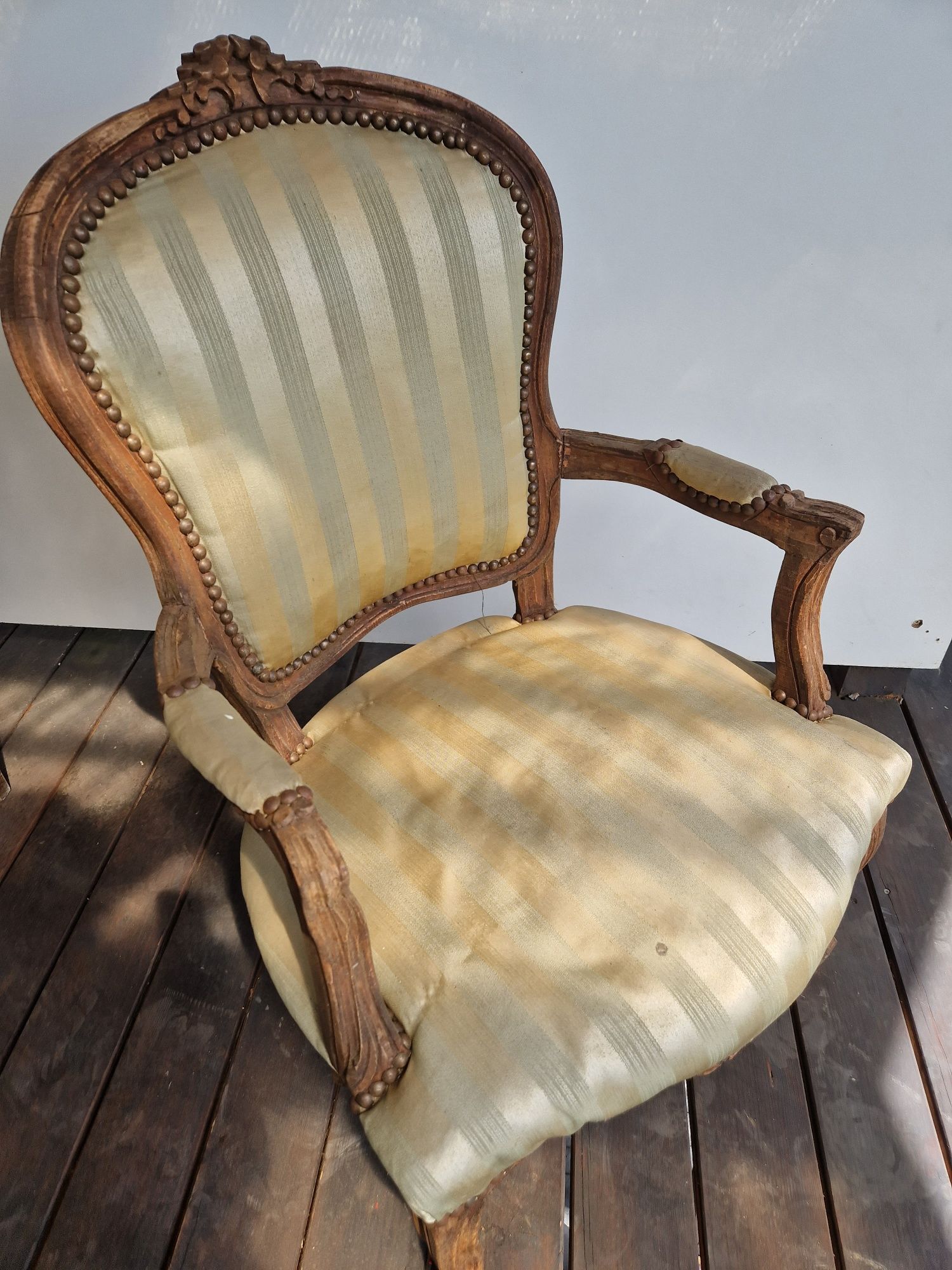 Fotel stylowy, rzeźbiony  do odnowienia