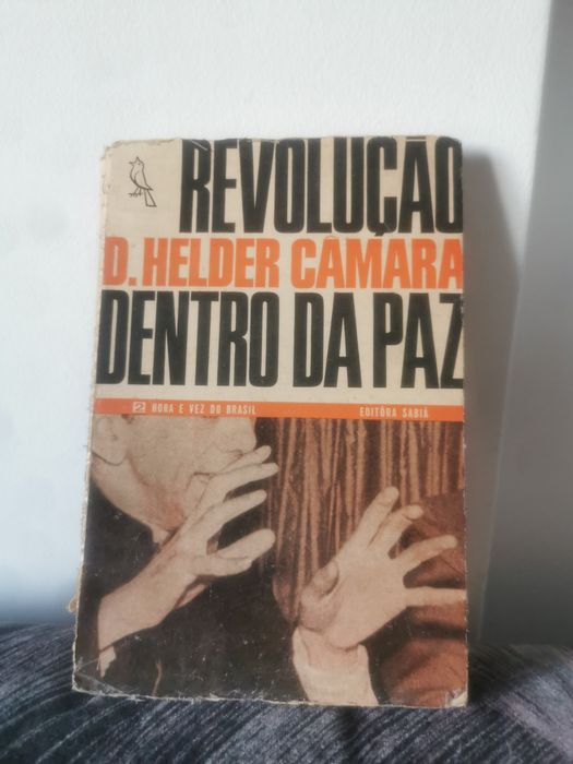 Revolução dentro da paz - D. Hélder Câmara
Livro antigo com marcas