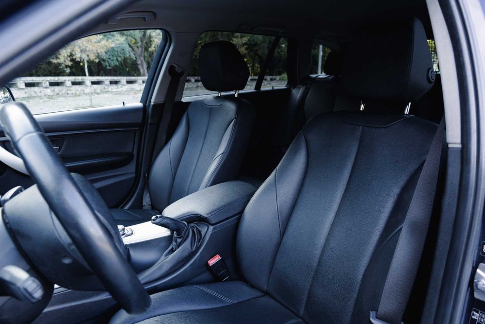 BMW 318d Luxury Bancos em Pele, Farois Xenon, GPS, Gancho reboque …