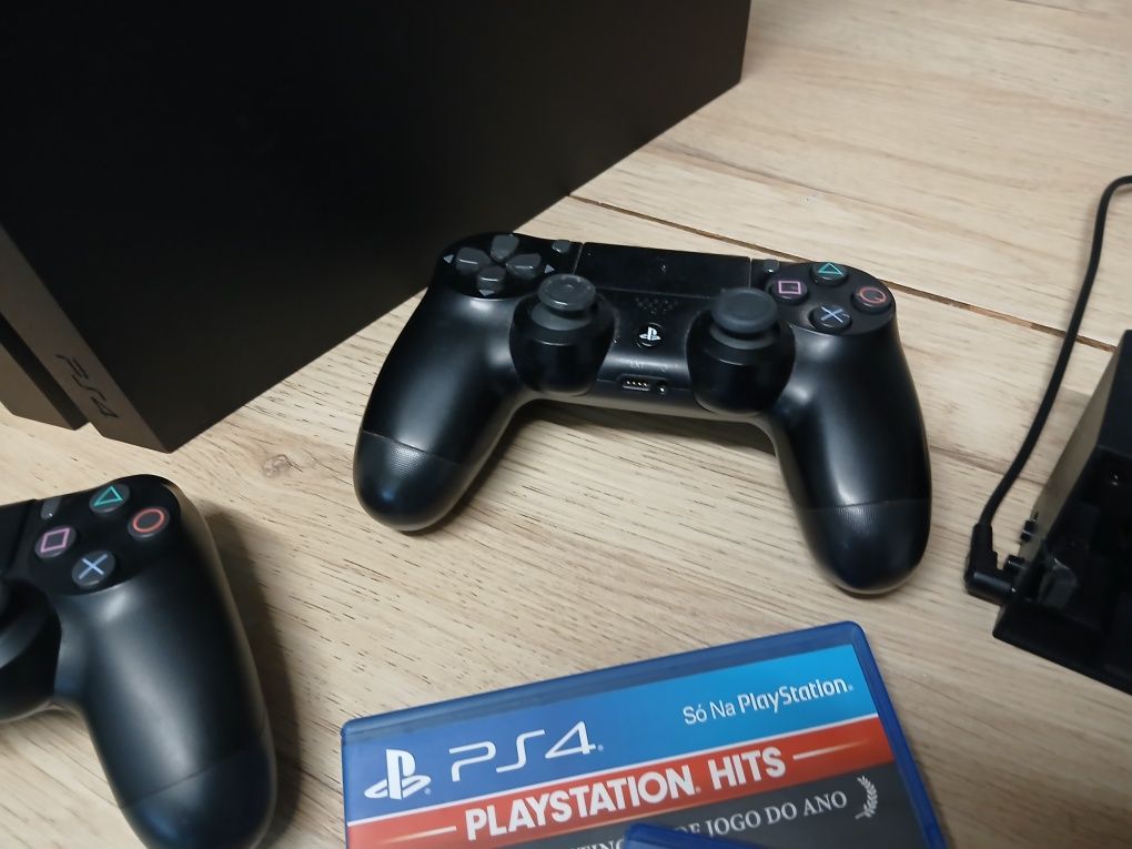 Playstation ps4 com 2 comandos