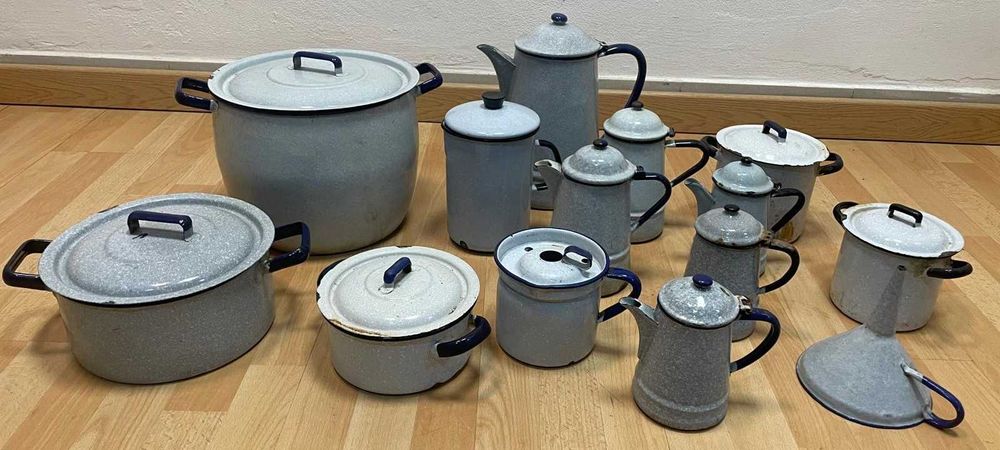 Utensilios de cozinha antigos em esmalte