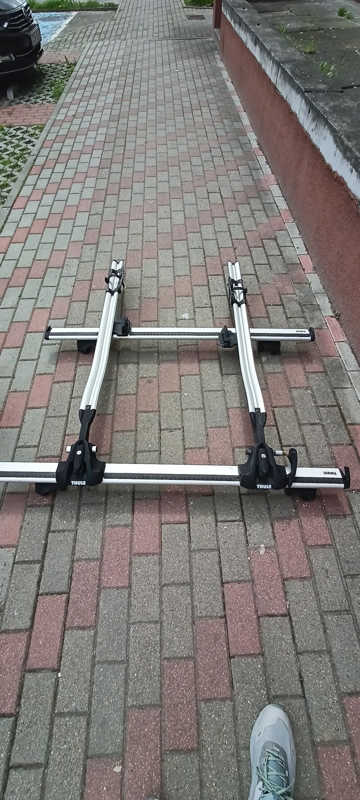 Thule ( 2 uchwyty na rower +bagażnik dachowy Thule)