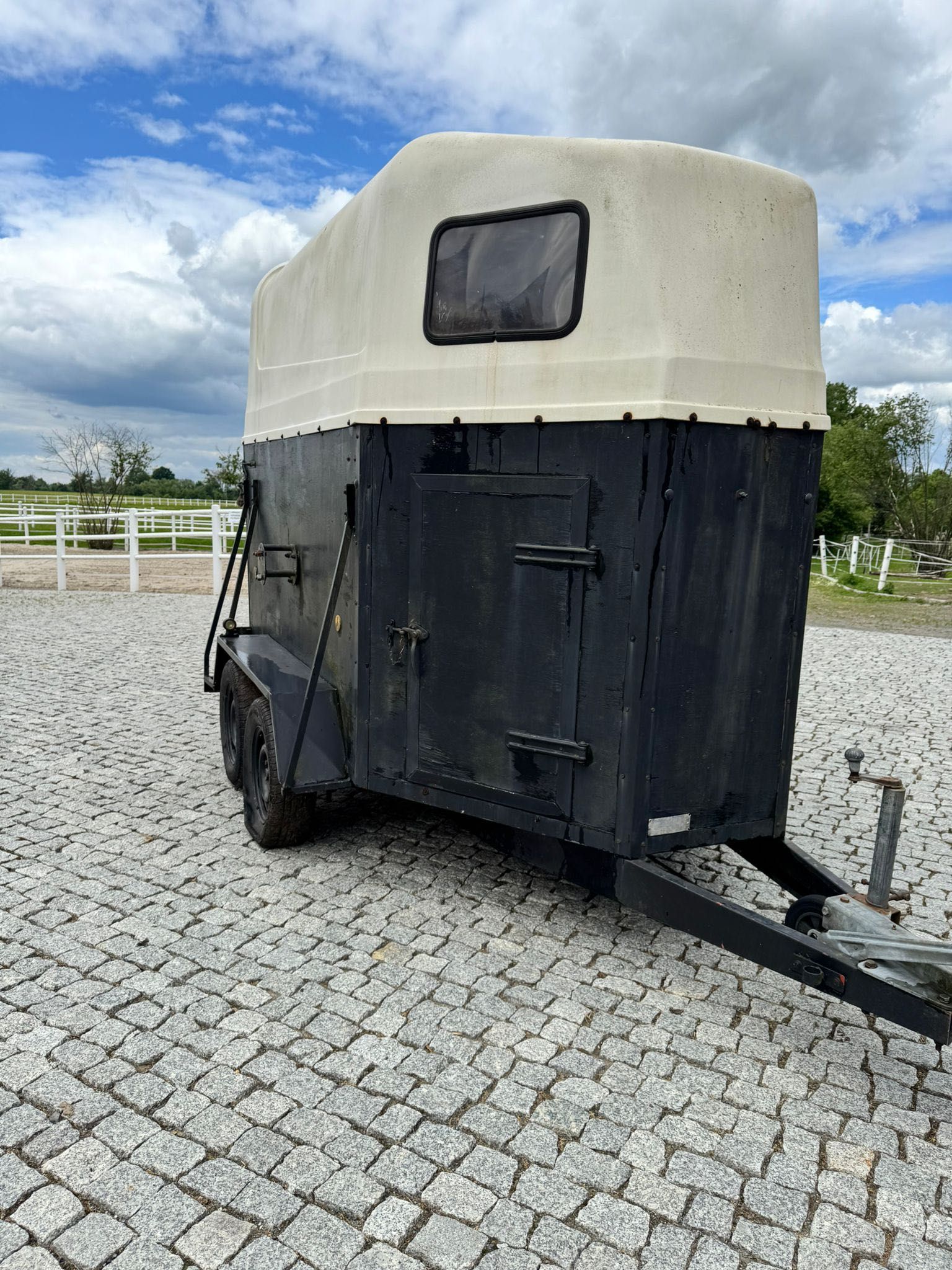 Przyczepa bukmanka do przewozu koni