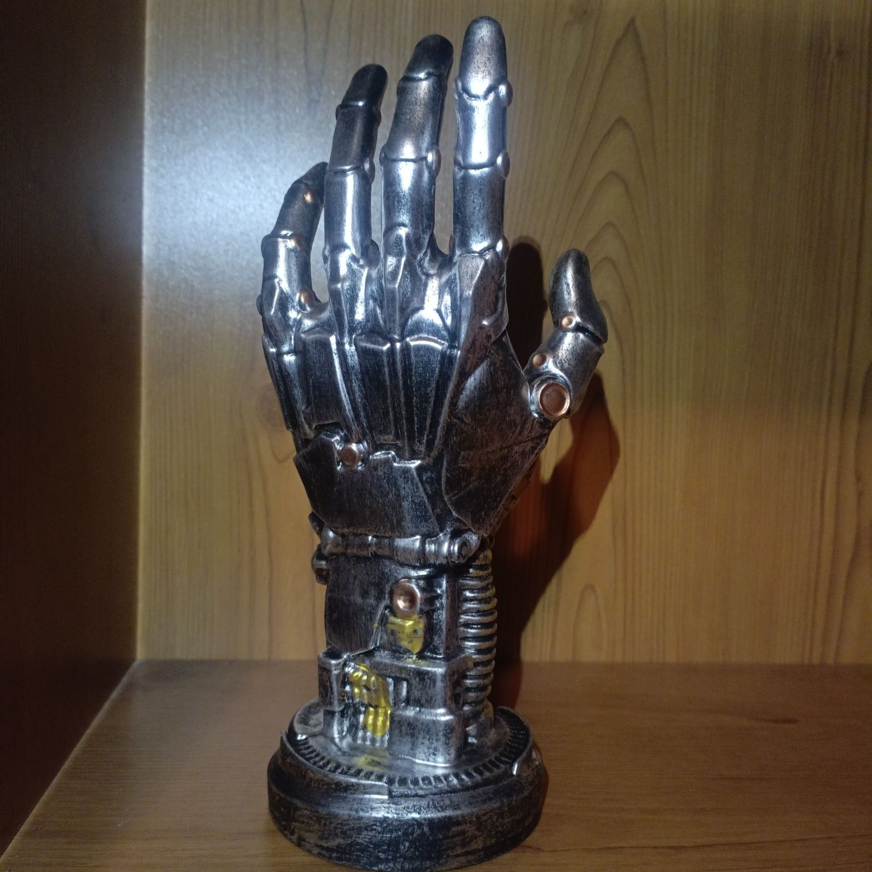 Cyberpunk mechaniczna ręką na pady i akcesoria