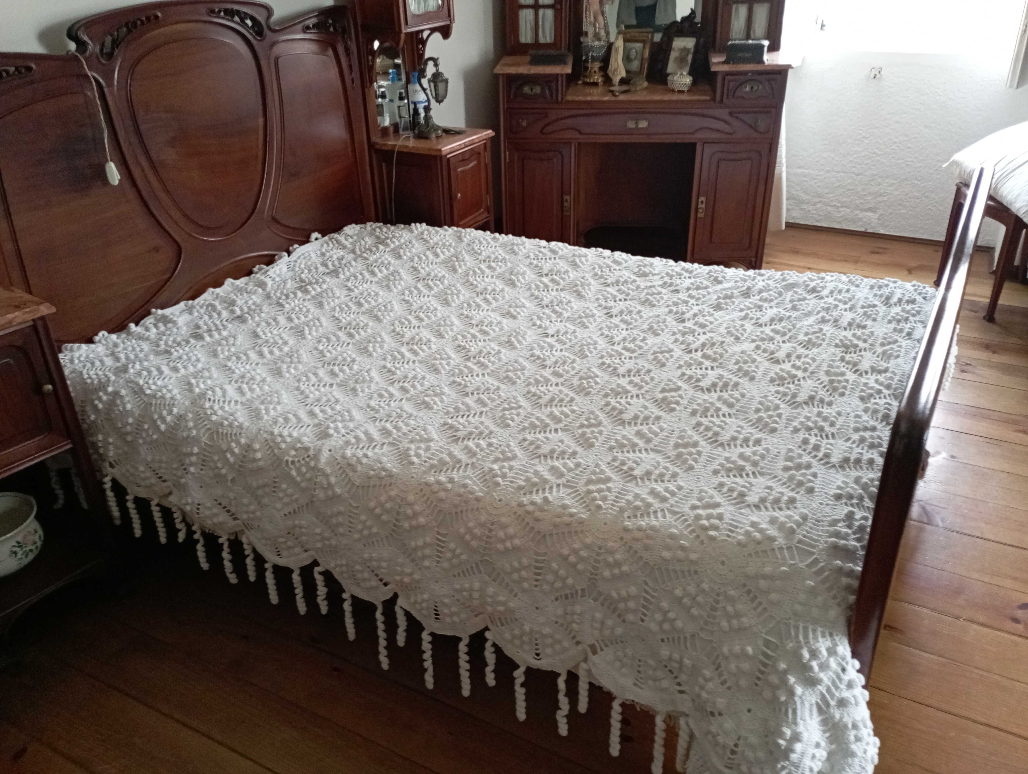 Colcha em crochet feita com algodão branco