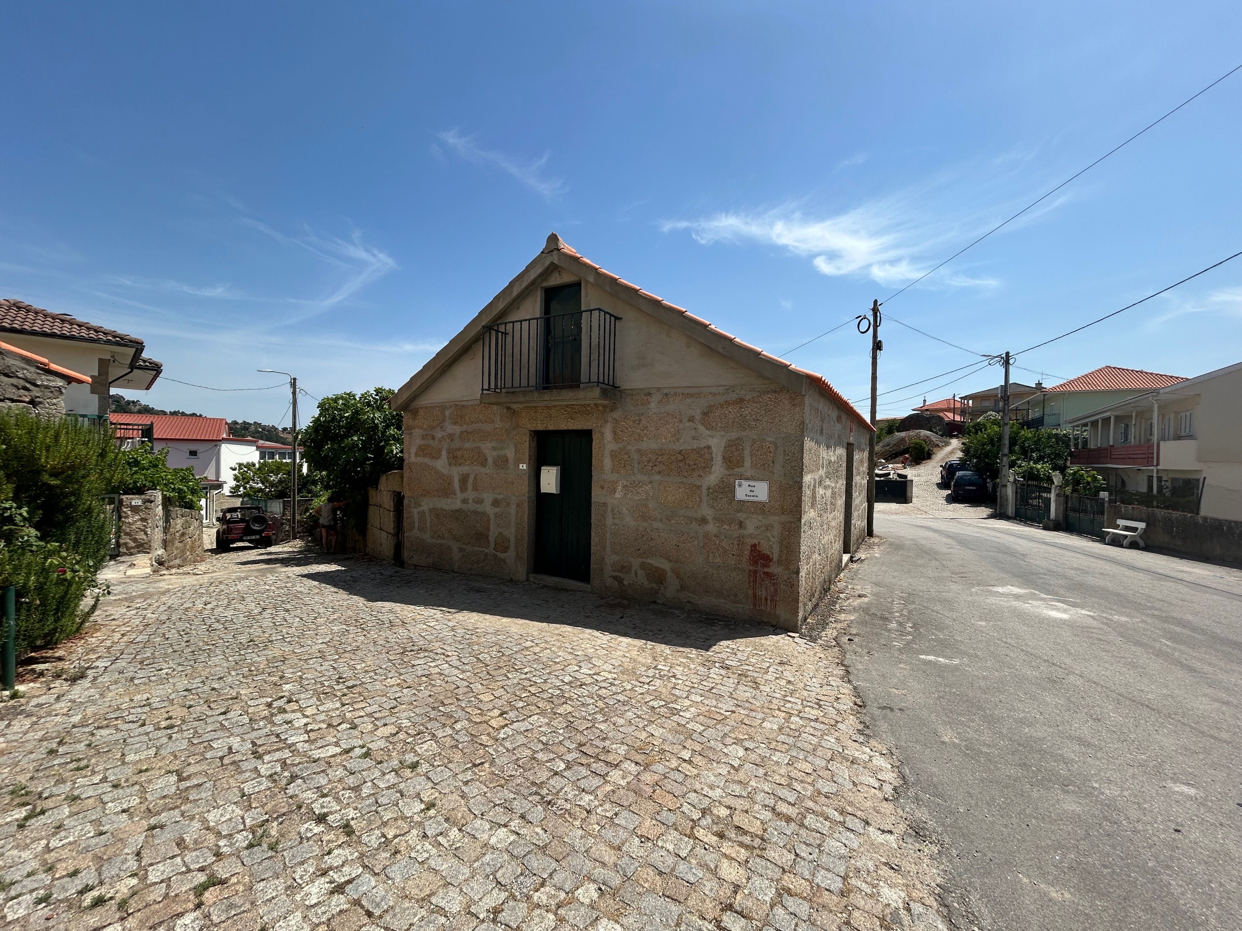 Casa com terreno na aldeia de Campelos, Carrazeda de Ansiaes