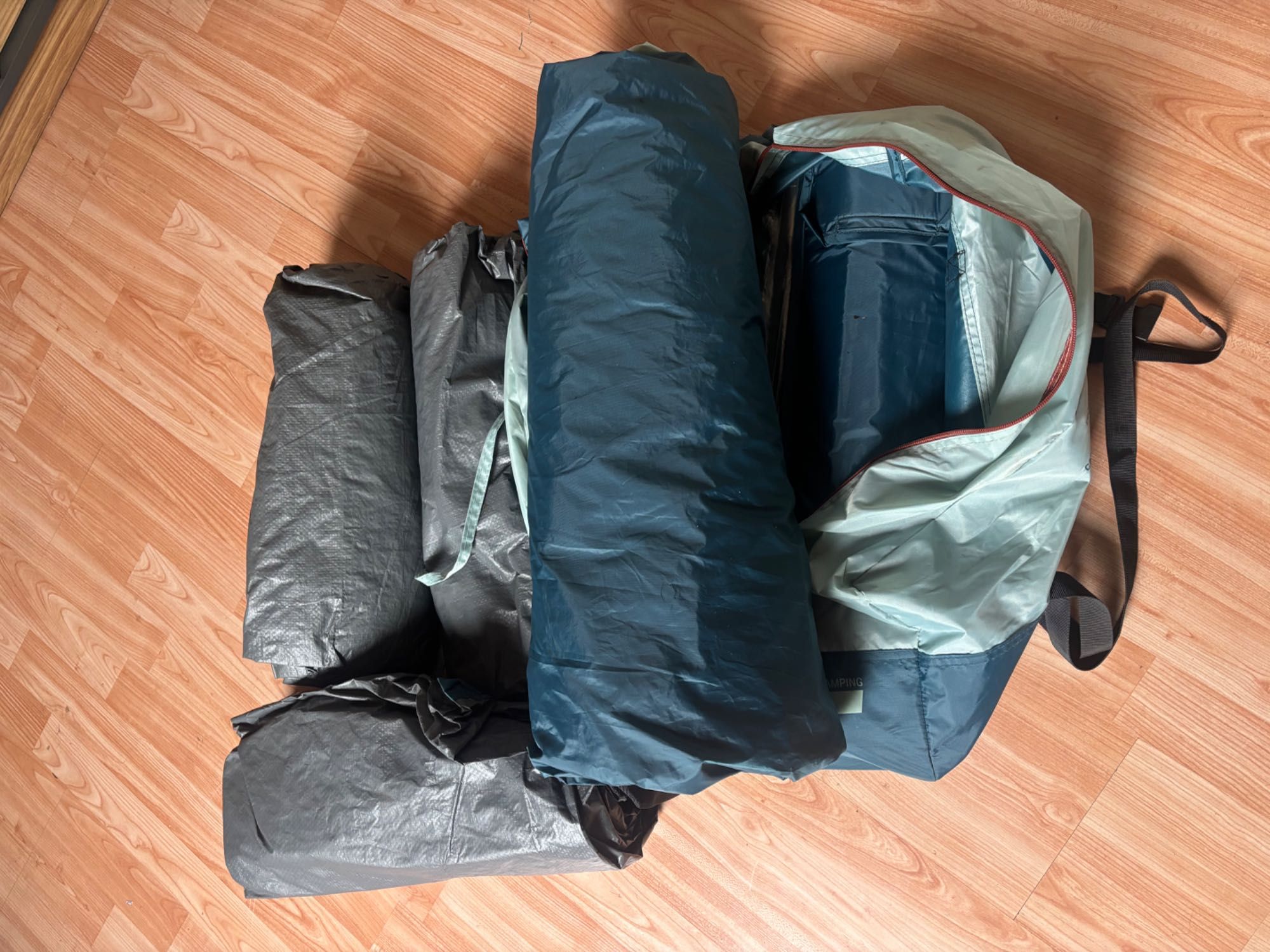 Sprzedam dwa namioty Quechua 4.2 Family i Quechua 6.2 Family