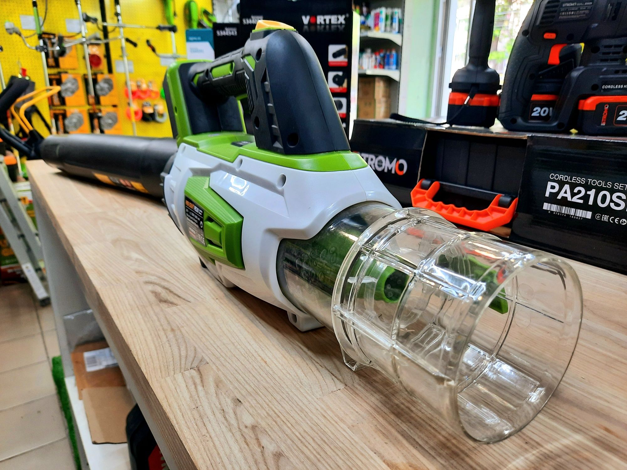 Нова акумуляторна повітродувка Procraft PB20 без АКБ і ЗП

Тривалість