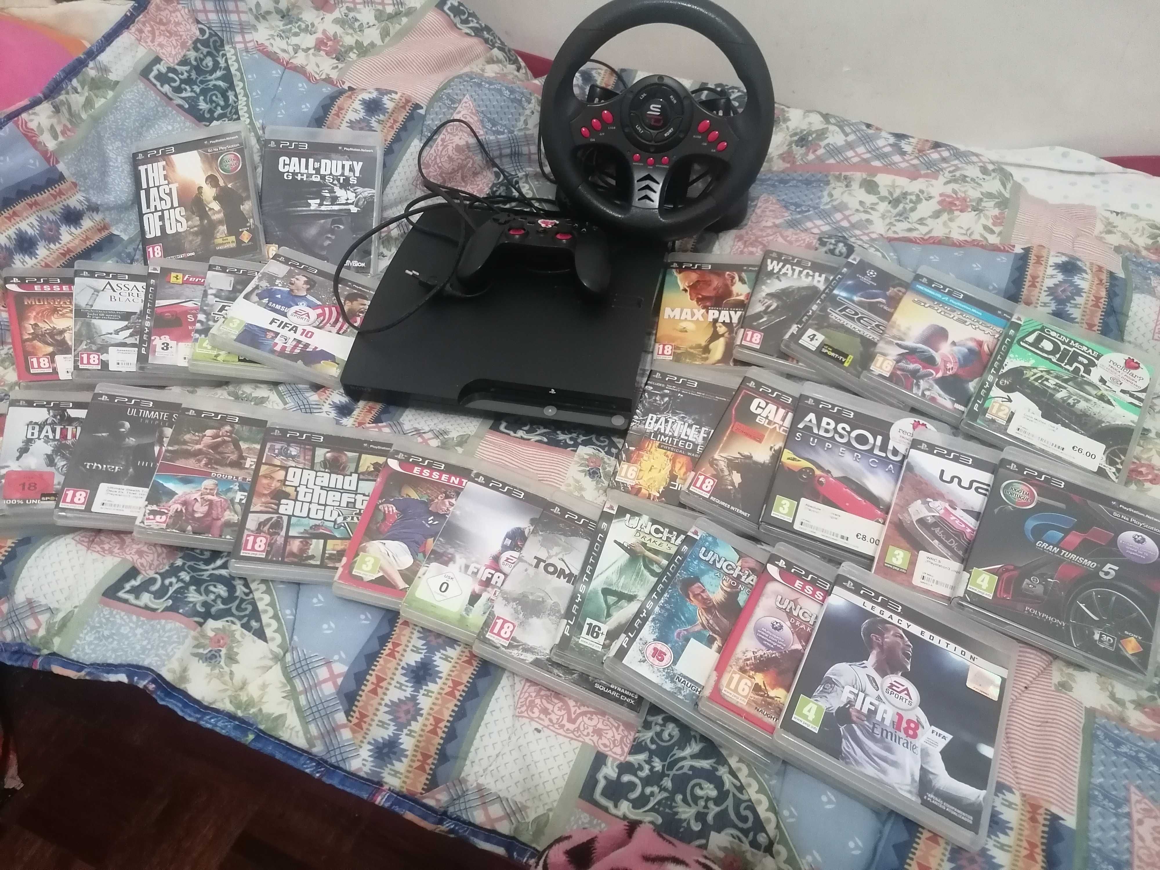 Playstation 3 com volante novo e muita variedade de jogos