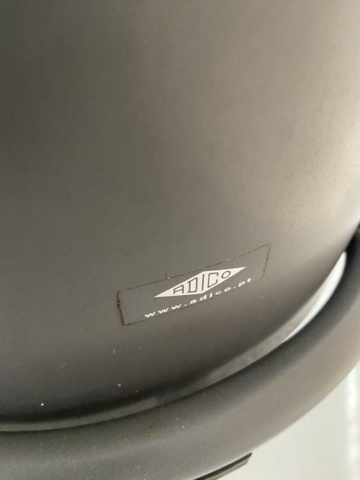 Quatro cadeiras de esplanada (ADICO) e uma mesa