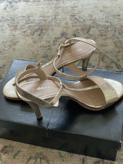 Sandalias douradas usadas 1 vez