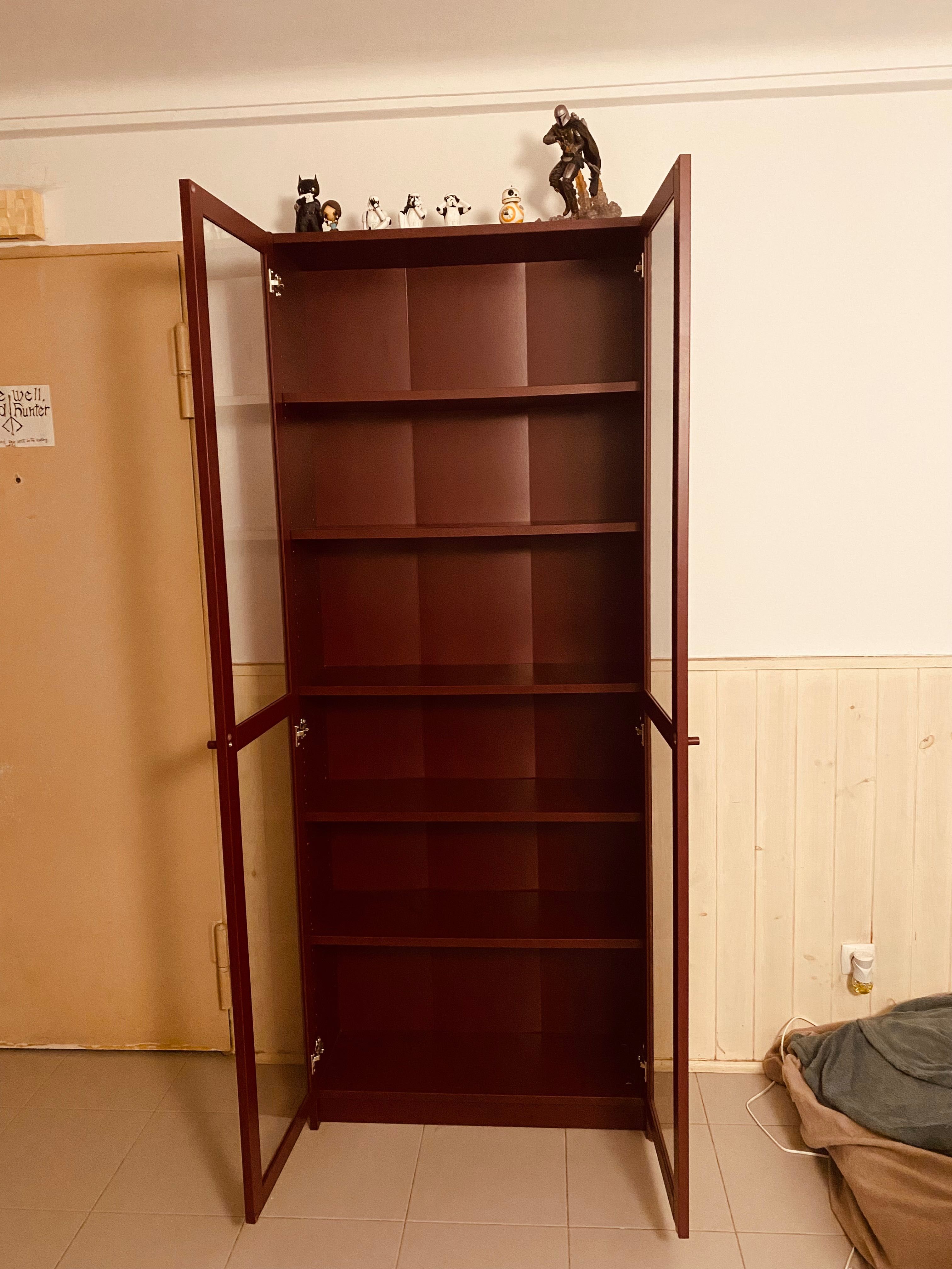Estante com portas de vidro