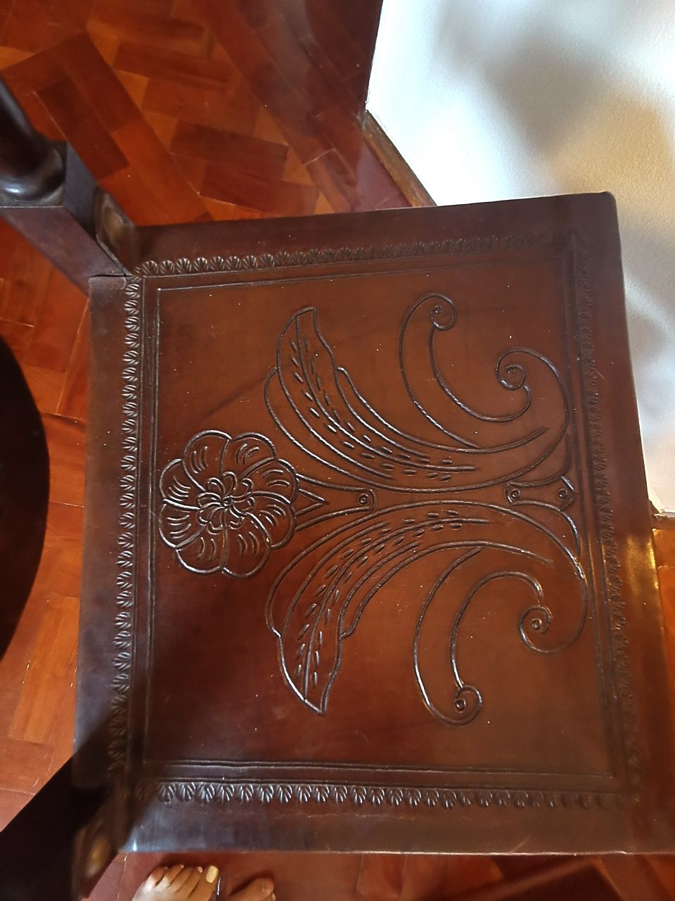 Vendo conjunto mesa de jantar+ 4 cadeiras - madeira maciça